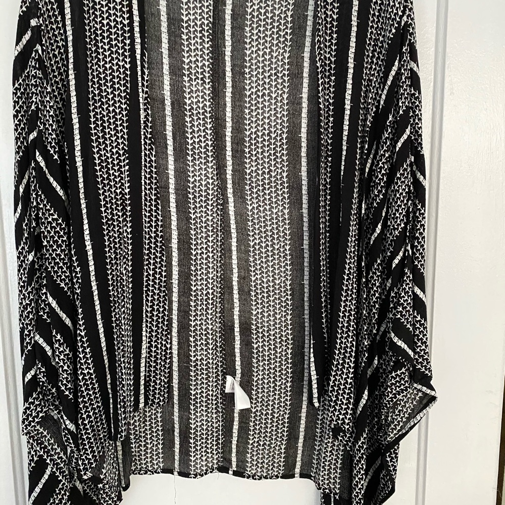 Carly Jean Los Angeles short kimono